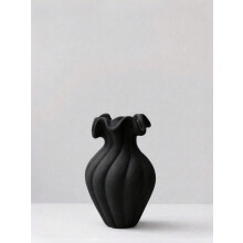 Fransk vintage keramisk vase i hvit stueinnredning