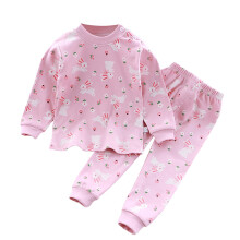 Meisjesoutfit: lichtgewicht trui met lange mouwen en cartoonprint en zachte broek. Comfortabele outfit voor thuis, geschikt voor peuters en kinderen.