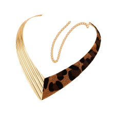 Modieuze geometrische V-vormige ketting met luipaardprint voor dames, een opvallend accessoire.