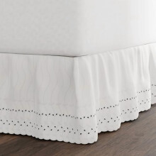 Sengeskørt med hulmønster, flæsedesign, 30 cm længde, broderet, kamsløjfet kant, fuld, hvid