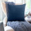 Housse de coussin décorative en velours bleu 40 x 40 cm 2