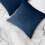 Housse de coussin décorative en velours bleu 40 x 40 cm 3