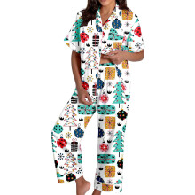Kerstpyjama met print: top met korte mouwen en knoopsluiting, bestaande uit een zachte satijnen nachtkleding voor knusse nachten.