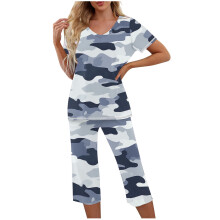 Damesett med løstsittende nattøy - Topp med V-hals og trykk, korte ermer + Capribukser med elastisk midje og sidelommer | S-2XL | Pyjamassett med