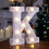 Letra K luminosa LED – Letrero de plástico a pilas 1