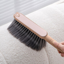 Escova de cama com cerdas macias e cabo longo.