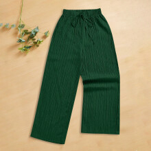 Calça feminina de pernas largas com pregas onduladas, em nylon e elastano, com acabamento fosco, ideal para atividades físicas. Modelagem solta e