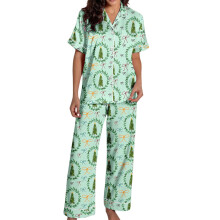 Kerstpyjama met print: top met korte mouwen en knoopsluiting, gecombineerd met een comfortabele broek.