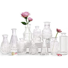 Conjunto de 10 pequenos vasos de vidro transparente em estilo vintage.