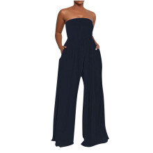 Macacão tomara que caia feminino para o verão, modelo tubinho com detalhe franzido, calça pantalona fluida com bolsos.