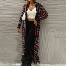 Cardigã feminino boho aberto na frente, modelo maxi de tricô com franjas e detalhes tribais astecas.