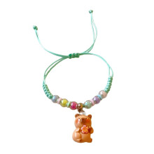 Unieke handgeweven armband van hars met capibara-motief. Perfect voor kunstliefhebbers en fans van handgemaakte sieraden.