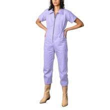 Macacão curto utilitário feminino casual de manga curta com zíper e bolsos, macacão feminino roxo com gola alta e zíper na cor roxa.