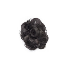Peruca macia e volumosa com cabeça em formato de bola e fecho rápido, perfeita para um penteado moderno com coque florido.