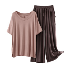 Damespyjamaset van viscose met effen top met V-hals en korte mouwen en bijpassende broek in verschillende kleuren. Comfortabele loungewear voor