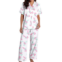 Pijama navideño de satén con parte superior de manga corta y pantalón.