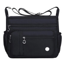 Bolsa transversal feminina de nylon preta, espaçosa e casual.