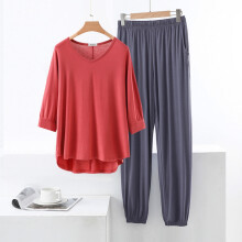 Completo pigiama da donna composto da top a maniche corte con scollo a V e pantaloni lunghi a gamba larga con tasche laterali.