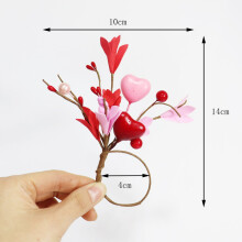 Hartvormige servetring met kunstbloemen