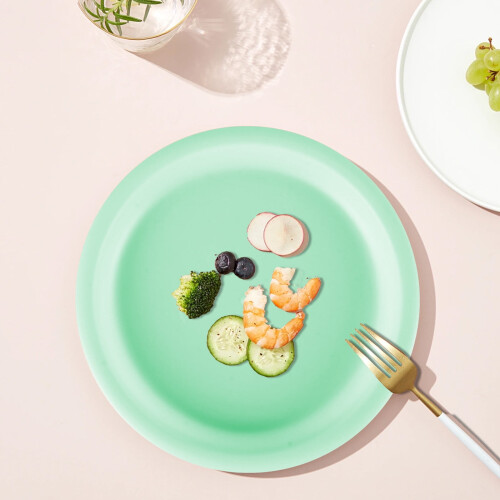 Green 7 Inch Round Plastic Serving Plates 1