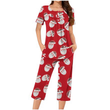 Damespyjamaset met kerstprint, bestaande uit twee delen: een top met korte mouwen en knoopjes + een capribroek met trekkoord in de taille, elastisch
