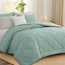 Aisbo Coverless Duvet King Size 10.5 Tog - 230x 220cm, Green Cosy and Lightweight Quilt, Reversible Comforter with 2 Pillowcases, Green/Beige