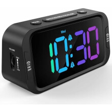 Digitale dubbele wekker voor de slaapkamer: RGB elektrische wekker met USB-oplader voor kinderen en tieners - dimbare wekker met weekdag- en