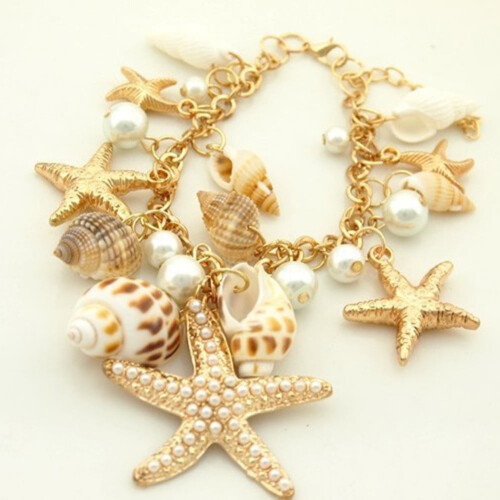 Bracciale da donna con conchiglie, stelle marine e perle finte.