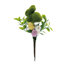 Decorazioni pasquali per la casa: uova e coniglietti di Pasqua, atmosfera festiva per la decorazione della tavola.