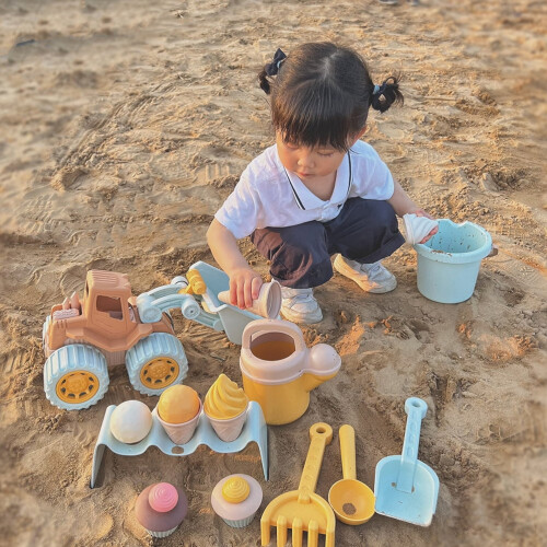 Spielzeug-Bagger für Kinder im Sandkasten 1
