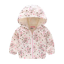 Winterjassen voor babyjongens en -meisjes 50% korting in de uitverkoop. Modieuze jas met lange mouwen, bedrukte jas met capuchon voor peuters en