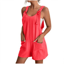 Macacão curto de verão feminino, modelo solto com nó frontal, sem mangas, pernas largas e bolsos.