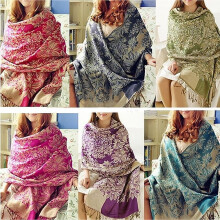 Lange, warme pashmina sjaal voor dames in retro etnische stijl met bloemenpatroon en kwastjes, paars.
