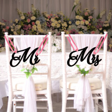 HEVIRGO Panouri din lemn pentru scaune de nuntă cu mesajul „Mr. și Mrs.” – Steaguri geometrice romantice DIY, agățate, decor reutilizabil