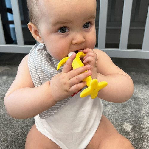 Nuby Nuby Banana Soothing Teether Easy Grip BPAFree Suitable from 3 Months 2
