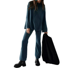 (L, Green) Ensemble femme : haut en maille à manches longues, col montant et pantalon évasé. Vêtement d'intérieur.