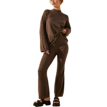(L, Brown) Ensemble femme : haut en maille à manches longues, col montant et pantalon évasé. Vêtement d'intérieur.
