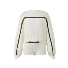 (M, Ivory) Conjunto de dos piezas de punto para mujer: suéter de manga larga con línea de contraste y shorts.