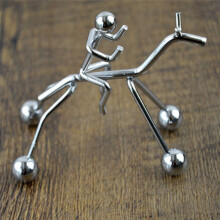 Ride And Swing Little Humanoid Riding Desktop Mouvement Perpétuel Boule Extra Large pour Ornements de Bureau