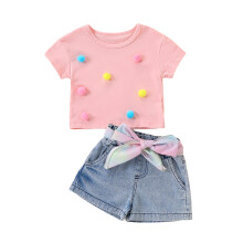 (2-3 Years, Multicolor) Conjunto de verão para meninas: camiseta curta com pompons coloridos e shorts jeans com cinto. Roupa fofa.