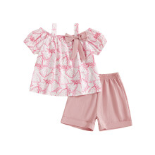 (4-5 Years, Strawberry) Conjunto feminino de verão: blusa de manga curta com ombros à mostra, laço e estampa de morango, e shorts.