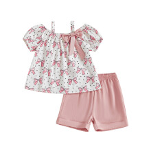 (4-5 Years, Bow) Conjunto feminino de verão: blusa de manga curta com ombros à mostra, laço e estampa de morango, e shorts.