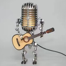 Metall-Mikrofonroboter mit Gitarre im