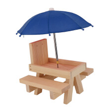 Kiefernholz-Eichhörnchenfuttertisch mit blauem Regenschirm für den Außenbereich im Garten