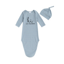 (Newborn, Blue) Vauvan unipussi lippiksellä, 2 kpl setti, väljä istuvuus, kirjainkirjailu, raidallinen haalari