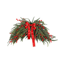 Kerst realistische Pine Teardrop Swag met rode strik en bessen