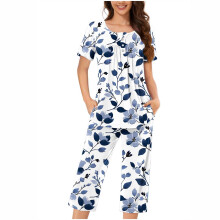 Pyjamaset voor dames: casual top met korte mouwen en lange broek, huispak/loungewear.