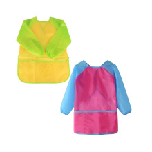 Wasserdichte Kinderschürze mit elastischen Bündchen und Taschen