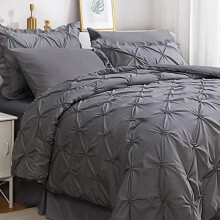 Set completo letto matrimoniale grigio scuro con pieghe, composto da 7 pezzi: copripiumino, lenzuola, federe con volant e federe per cuscini.