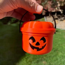 Halloweenská dekorace v podobě dýňového kbelíku s cukrovinkami – dekorace do interiéru/venkovního prostoru, dětská nádoba na cukrovinky
